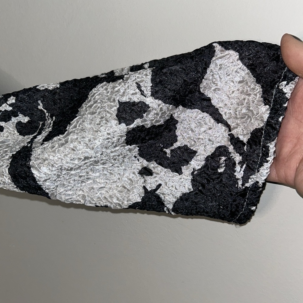 Chico’s Black & White Floral Open Front Cardigan/Jacket | Travel-Friendly | 2 - Picture 3 of 9